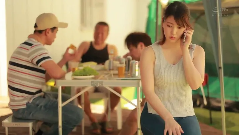 Gã chồng khờ để người vợ tham gia sự kiện cắm trại với mấy gã nhà cạnh bên và cái kết