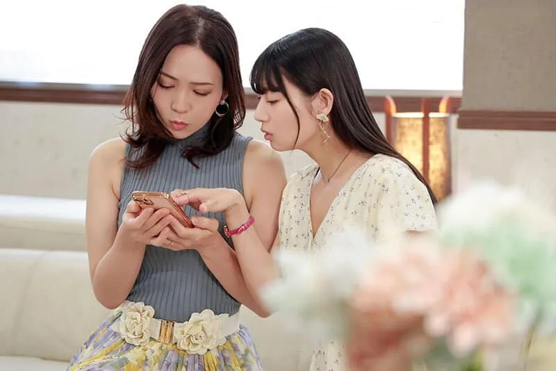 Người phụ nữ có anh xã rủ cô bạn thân cùng vụng trộm với trai trẻ qua mạng